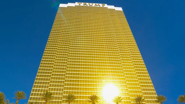 LENS FLARE: Sunbeams are reflected in the golden mirrored windows of Trump hotel — Stock Photo, Image