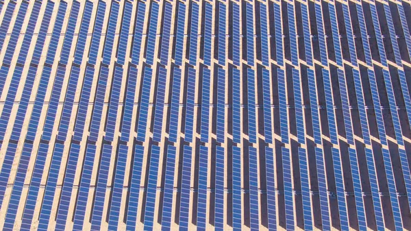 AERIAL: Paneles solares que recogen la luz solar y la convierten en electricidad —  Fotos de Stock