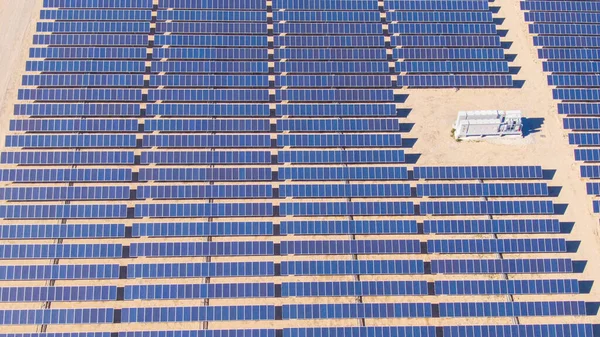 Kaliforniya çölünün derinliklerinde büyük bir güneş paneli çiftliğinin üzerinden uçuyor.. — Stok fotoğraf