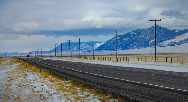 Estrada rural cênica leva um caminhão através da pradaria Montana de tirar o fôlego. — Fotografia de Stock