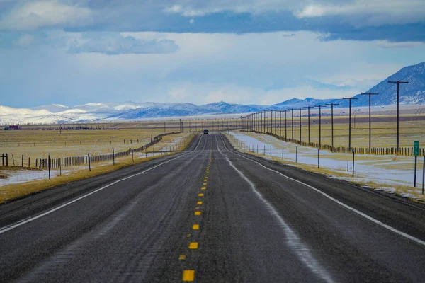 Mensen op reis rijden met hun auto over de snelweg die over de prairie leidt. — Stockfoto