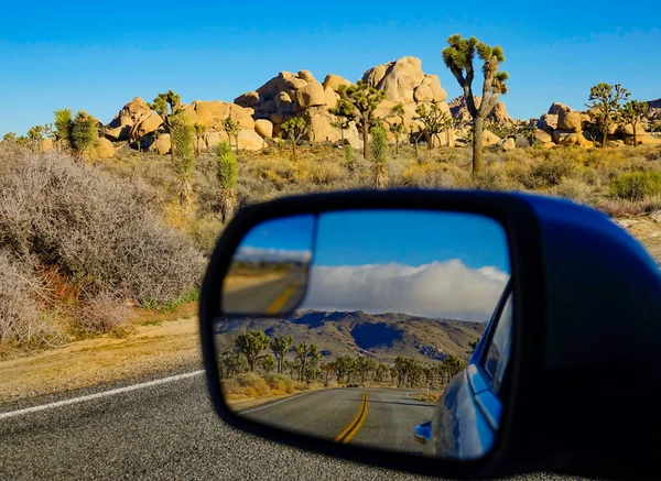CLOSE UP: Der Seitenspiegel des Autos bietet einen atemberaubenden Blick auf den Joshua Tree Nationalpark — Stockfoto