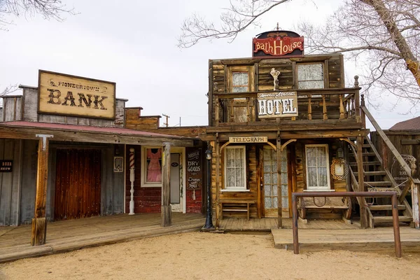 FECHAR UP: Fotografia panorâmica de dois edifícios de madeira na cidade velha de Pioneertown. — Fotografia de Stock