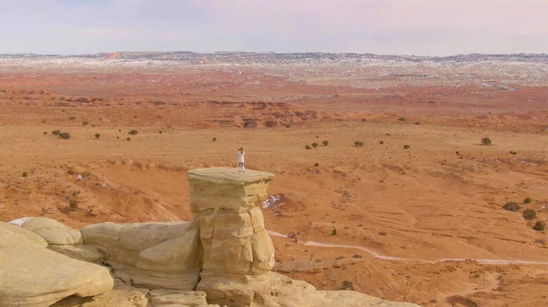 AÉRIAL : Femme debout sur un rocher et prend des photos de canyon à couper le souffle — Photo