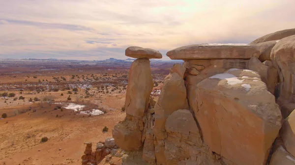AEREO: Vista mozzafiato di una scogliera che domina il deserto dello Utah in inverno. — Foto Stock