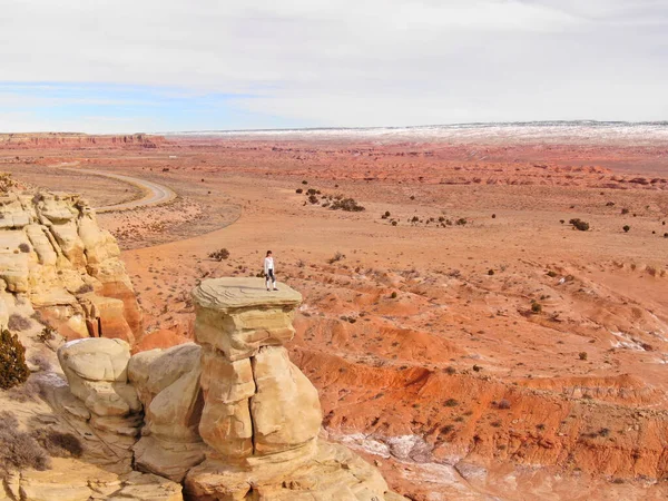 AÉRIAL : Voler autour d'une femme debout sur un rocher surplombant le canyon — Photo