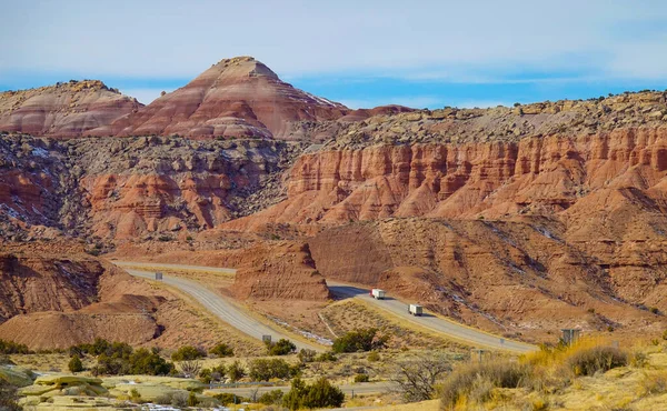 Dois camiões transportam carga através do cénico desfiladeiro de arenito em Utah — Fotografia de Stock