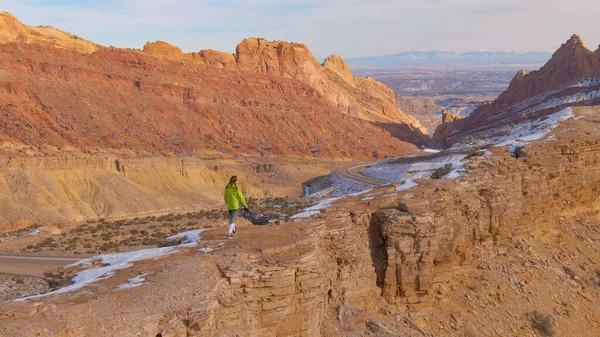 AÉRIAL : Voler derrière une photographe en trekking le long d'une formation de grès — Photo