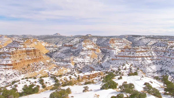 AÉRIAL : Drone panoramique d'un canyon à couper le souffle dans l'Utah en hiver. — Photo