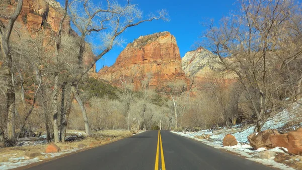 Conduire le long d'une avenue pittoresque par une journée ensoleillée d'hiver dans le parc national de Zion. — Photo