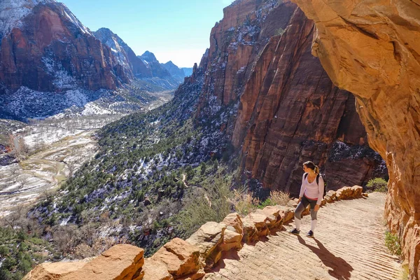 Une femme visitant le parc national de Zion observe le canyon tout en marchant le long du sentier — Photo