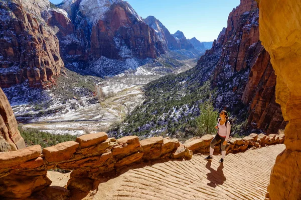 Randonnées pédestres le long du sentier pédestre Angel's Landing par une journée ensoleillée d'hiver. — Photo