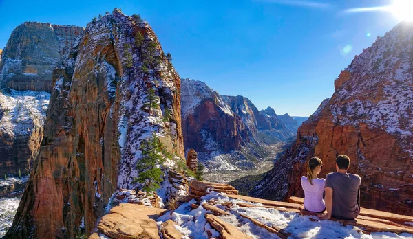 ESPACE DE COPIE : Jeune couple assis au sommet de Angel's Landing et observe le canyon — Photo