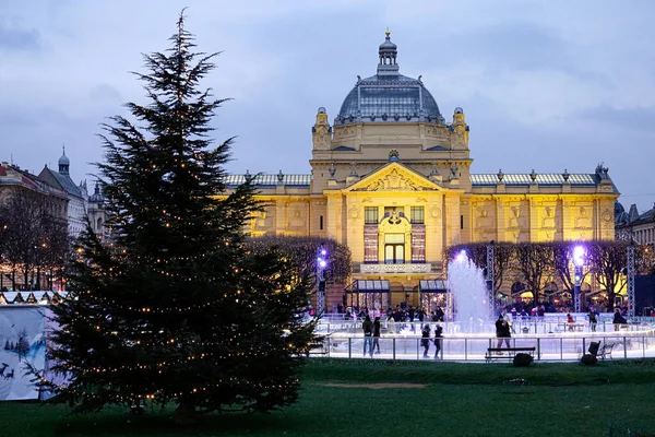 Hırvatistan 'ın Zagreb kentindeki güzel Noel köyünü çocuklar ve yetişkinler ziyaret etti.