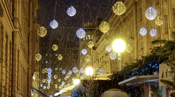FERMER : Les arbres de Noël ramassent des flocons de neige tombant du ciel froid nocturne. — Photo