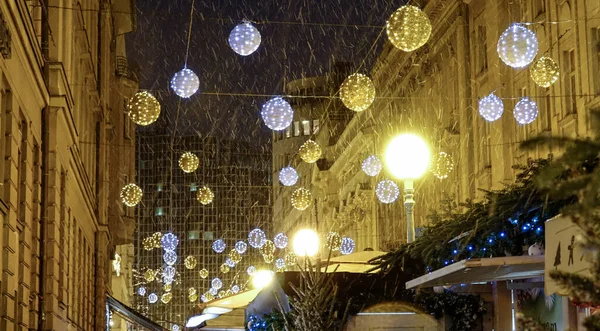 CLOSE UP: Christmas trees collect snowflakes falling from the cold night sky. — Fotografia de Stock