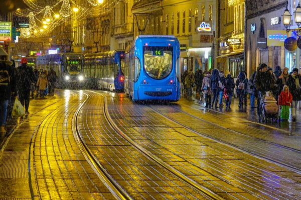 CLOSE UP: Scenic shot van een bruisende winkelstraat in Zagreb in december. — Stockfoto