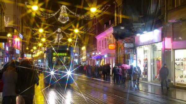 CLOSE UP: Scenic shot van ornamenten en tramverlichting verhelderende winkelstraat — Stockfoto