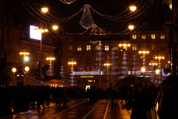 Szenische Aufnahme der Weihnachtsbeleuchtung, die eine dunkle Straße in Zagreb sanft erhellt. — Stockfoto