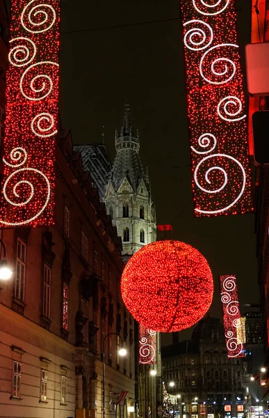 VERTICAL: Rode kerstverlichting en ornamenten onder de St. Stephen 's kathedraal — Stockfoto