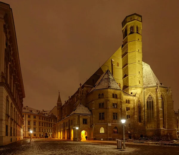 Spectaculaire opname van de prachtige Minoritenkerk in Wenen op een winteravond — Stockfoto