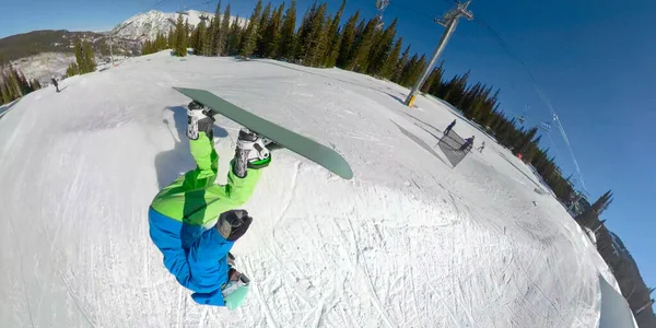 Autofoto: Freestyle snowboarder se estrella mientras intenta un truco en el parque de nieve. — Foto de Stock