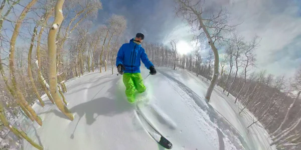 SELFIE：酷酷的滑雪者在鹿谷滑雪时把香槟酒粉揉碎了. — 图库照片