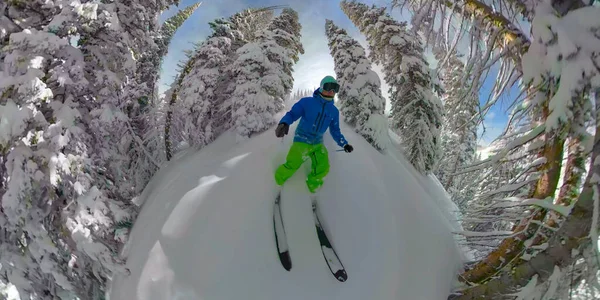 SELFIE: Masculino turista desmenuza nieve fresca en polvo mientras esquiaba en los árboles en Deer Valley. — Foto de Stock