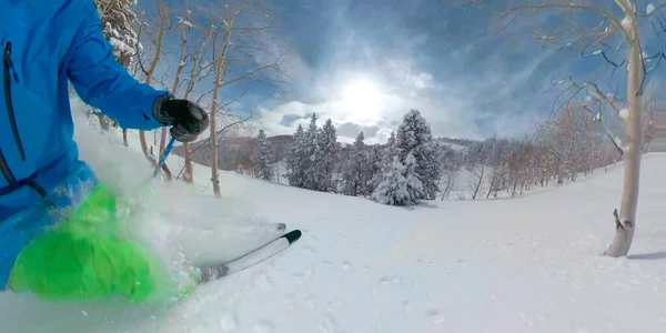 UKONČENÍ: Nerozpoznatelný lyžař rozprašuje šampaňské při lyžování mimo sjezdovku. — Stock fotografie