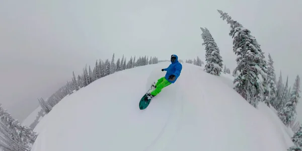 SELFIE: L'uomo si fa un selfie mentre guida il suo snowboard fuori pista sulle Montagne Rocciose. — Foto Stock