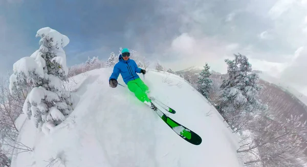 SELFIE : L'homme en vacances d'hiver actives skie dans l'arrière-pays intact. — Photo