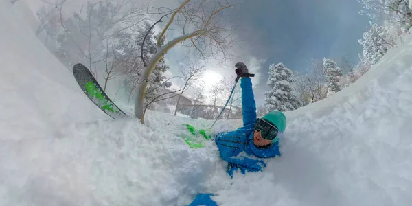 Sluiten omhoog SELFIE: Actieve mannelijke toerist crasht tijdens het boomskiën in Deer Valley. — Stockfoto