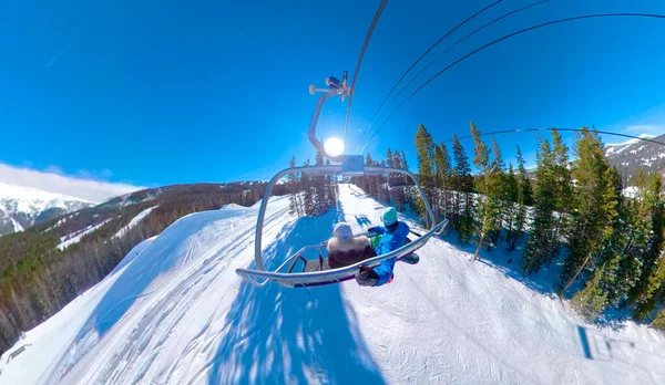 Aktif turistler mükemmel bir kış gününde snowboard gezisinde kayak teleferiğinde. — Stok fotoğraf