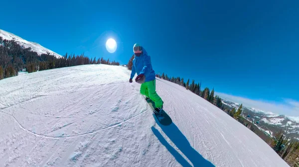 El turista activo monta su tabla de snowboard por la pista arreglada en Colorado. —  Fotos de Stock