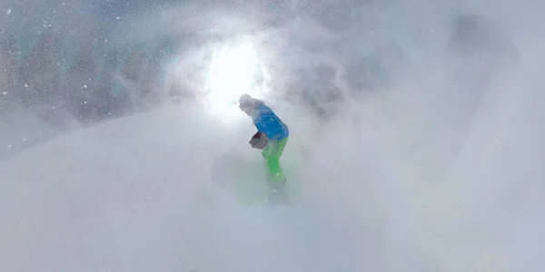 El snowboarder que monta en el campo de Colorado queda atrapado en una ventisca —  Fotos de Stock