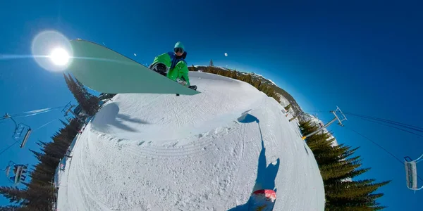 Snowboardcu herif yarım bir borudan atlarken bir numara yapıyor.. — Stok fotoğraf