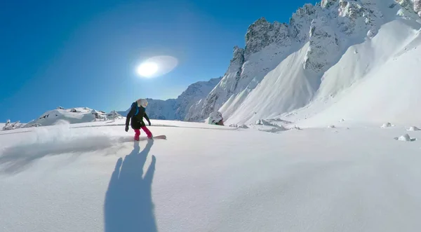 SUN FLARE: Estrema snowboarder femminile scende da una montagna nelle Montagne Rocciose Canadesi — Foto Stock