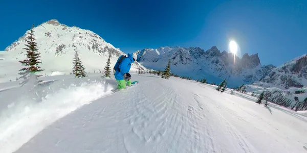 SELFIE : Un snowboarder méconnaissable descend la pente non damée des Rocheuses. — Photo