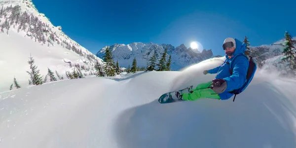 Bir snowboardcunun taze kar tozunu öğüttüğü serin selfie çekimi.. — Stok fotoğraf