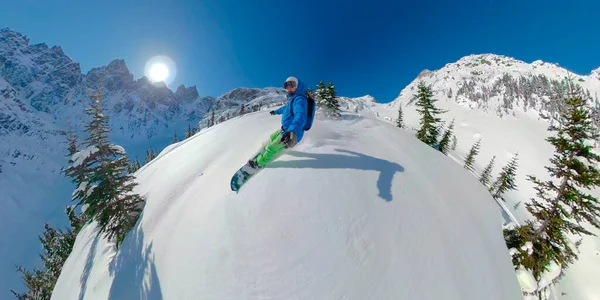 Freeride snowboardåkare strimlade den nysnö som täcker de kanadensiska klipporna. — Stockfoto