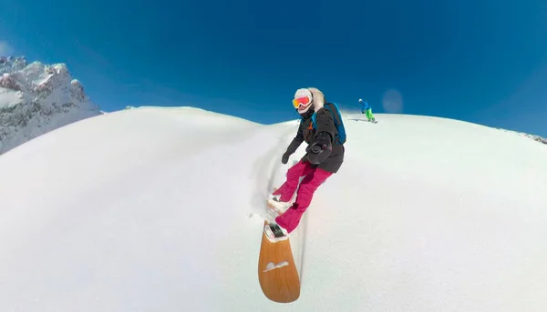 Twee vrolijke snowboarders versnipperen vers poeder tijdens het rijden in het achterland — Stockfoto