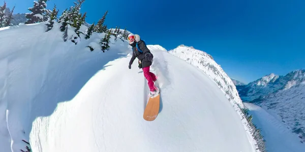 SELFIE: Vrouwelijke heliboarder besproeit de verse sneeuw terwijl hij de berg afsnijdt — Stockfoto