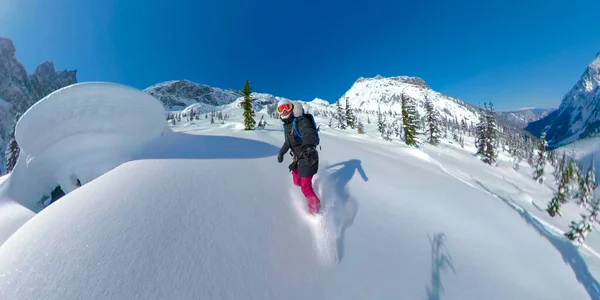 SELFIE : Une femme active profite d'une journée d'hiver ensoleillée en faisant un voyage en héliport — Photo