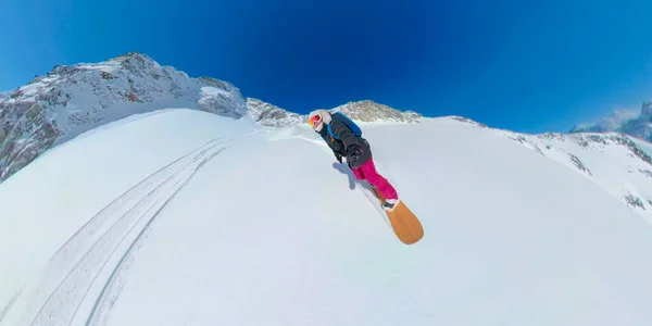 La joven está entusiasmada con el heliboard en la pintoresca Columbia Británica.. — Foto de Stock