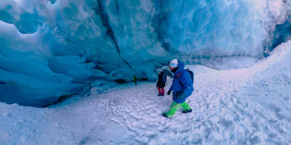 SELFIE: Un grupo de viajeros caminan y exploran las cuevas heladas de las Montañas Rocosas. — Foto de Stock