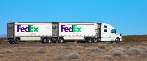 CLOSE UP: White FedEx 18 wheeler drives across the Utah desert on a sunny day. — Stock Photo, Image