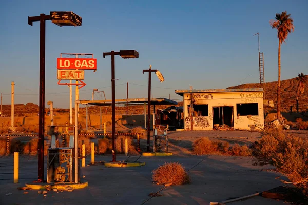 Scenic shot of golden evening sunshine illuminating an abandoned gas pump. — Fotografia de Stock