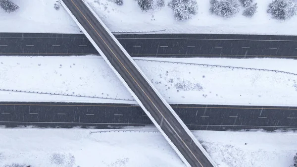 TOP DOWN: Vliegen over een snelweg in het midden van een intense sneeuwstorm. — Stockfoto