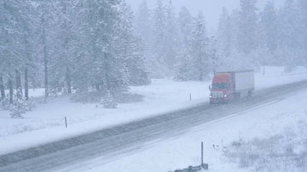 Caminhão transporta um contentor através do estado de Washington e através de uma tempestade de neve. — Fotografia de Stock