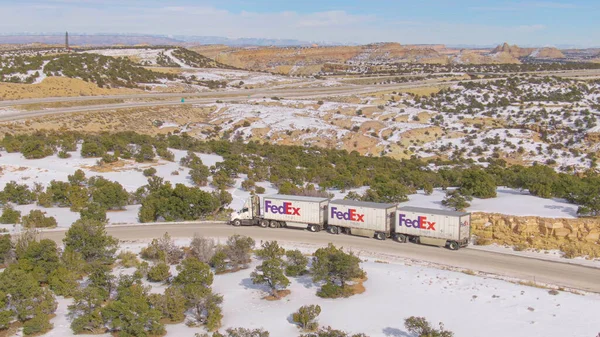 AERIAL: Vliegen rond FedEx truck geparkeerd bij een rustplaats in besneeuwde Utah wildernis — Stockfoto
